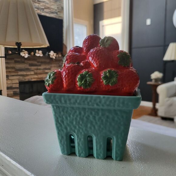 Homeworx by Harry Slatkin Farmstand Strawberries 4 Wick 9 oz Candle - Picture 1 of 10